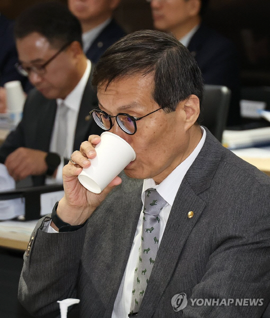 23일 한은 대상 국정 감사에서 이창용 한은 총재가 물을 마시고 있다. 이날 이 총재는 "현재 성장률이 잠재성장률보다 낮기 때문에 경기침체기가 맞다"고 밝혔다. 연합뉴스